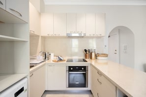 Wasserkocher mit Kaffee-/Teezubehör, Kühlschrank, Mikrowelle, Ofen