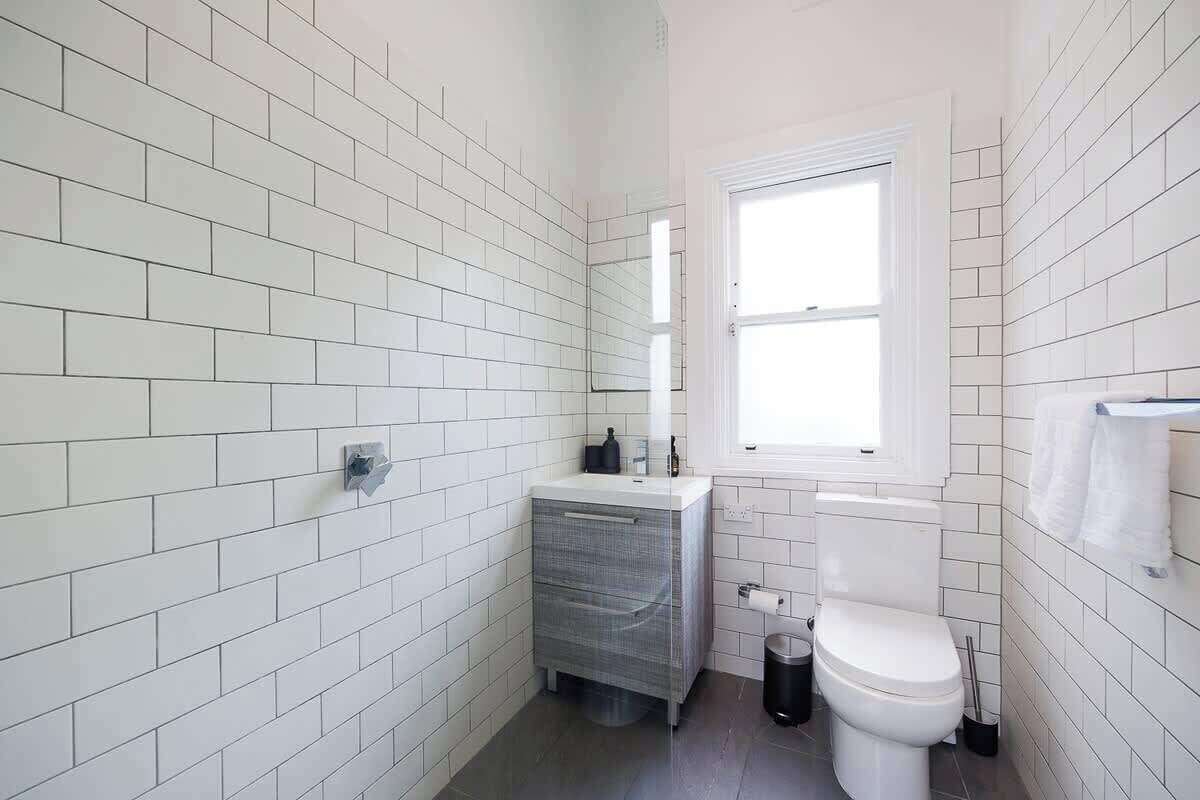 Douche, séchoir à cheveux, serviettes fournies, shampooing