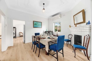 Dining - 3 Bed Coastal Stay in a Villa with Beach & Airport Nearby (Brighton-Le-Sands)