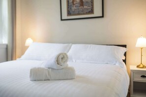 Iron/ironing board, WiFi, bed sheets - 3 Bed Coastal Stay in a Villa with Beach & Airport Nearby (Brighton-Le-Sands)
