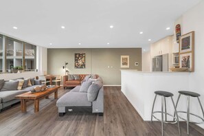 TV, offices - Spacious 2-bedroom apartment in Waterloo (Waterloo)