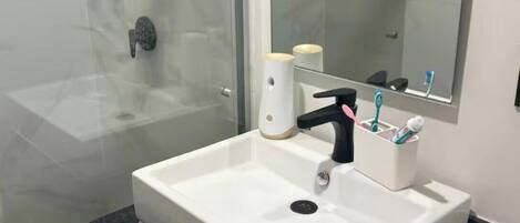 タオル、石鹸、トイレットペーパー