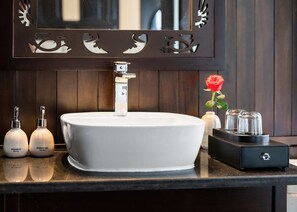 Chambre Double ou avec lits jumeaux, vue océan | Salle de bain | Articles de toilette gratuits, sèche-cheveux, serviettes fournies, savon