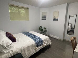 Room - Spacious Guest Suite in Coquitlam (Coquitlam)