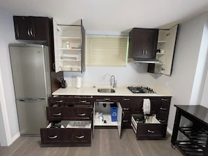 Coffee/tea maker, fridge, microwave, stovetop