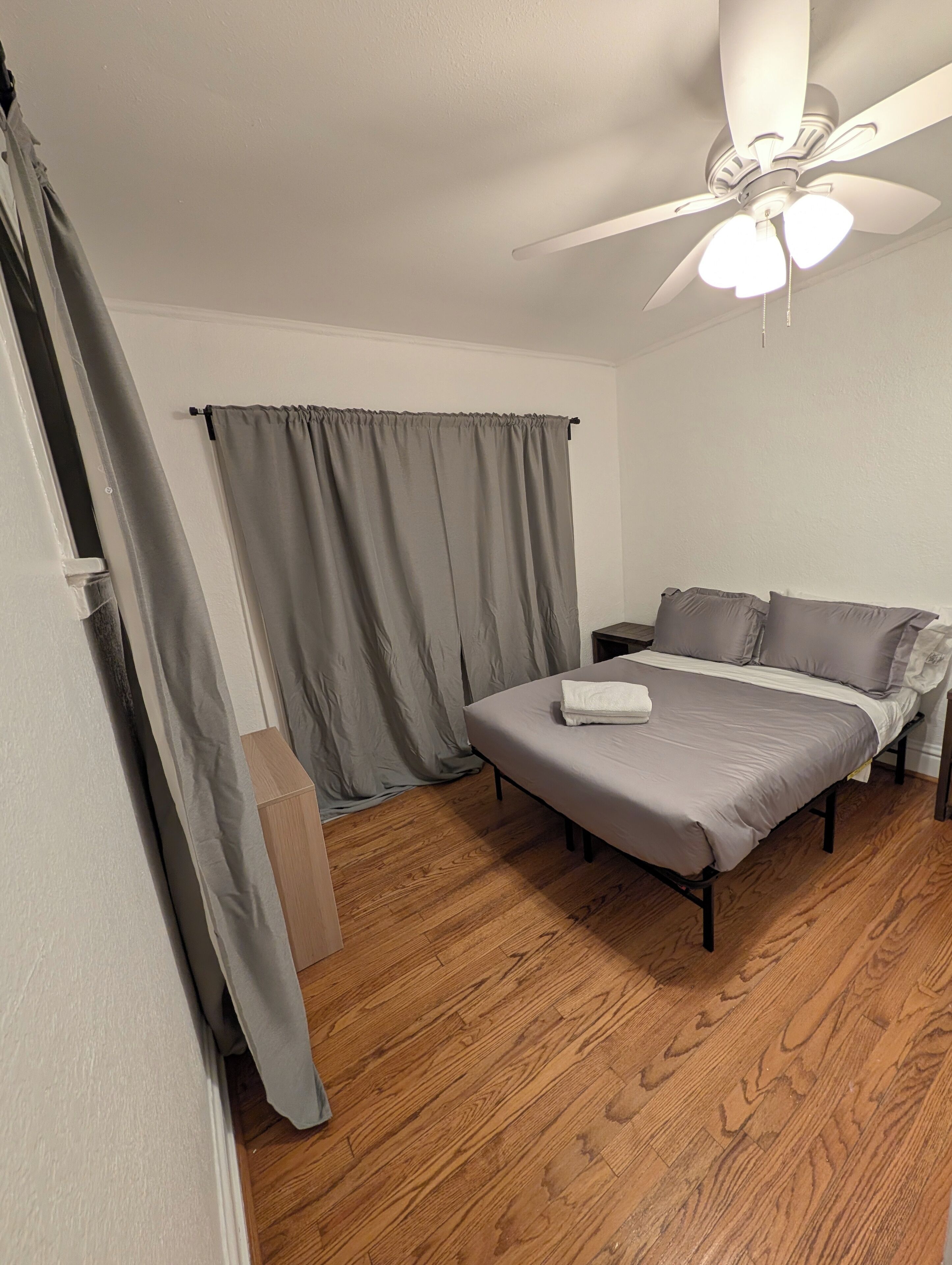 2 bedrooms, desk, iron/ironing board, travel crib