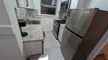 Coffee/tea maker, fridge, microwave, stovetop