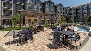 Outdoor dining - NL Lux Stay in Downtown Frisco with Rooftop Pool (Frisco)