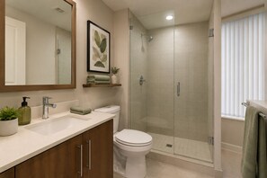 Standardzimmer | Badezimmer | Kostenlose Toilettenartikel, Haartrockner, Handtücher, Seife