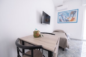 Comfort Room, Courtyard View | WiFi (free) - FRANCY AND SONS (Modugno)