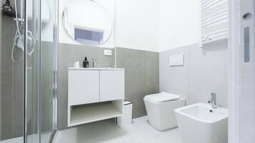 Douche, sèche-cheveux, serviettes fournies, savon