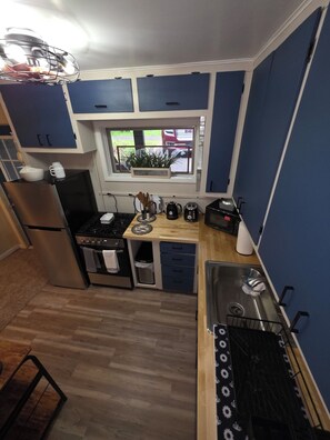 Refrigerador, microondas, horno y parrilla de estufa