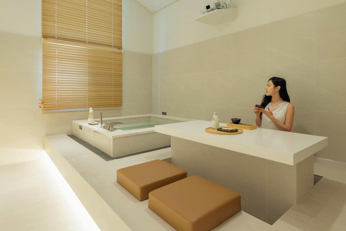 Signature Spa Sauna | Hochwertige Bettwaren, Verdunkelungsvorhänge, schallisolierte Zimmer
