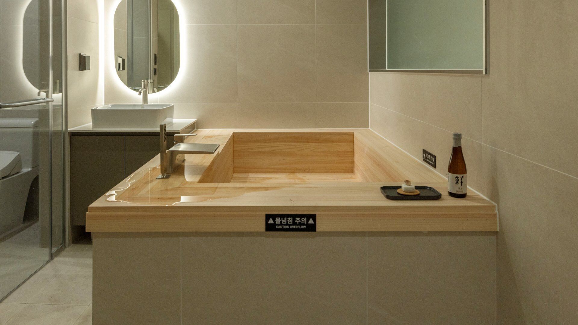 Suite Hiroki | Bathroom | Hair dryer, slippers, towels, shampoo