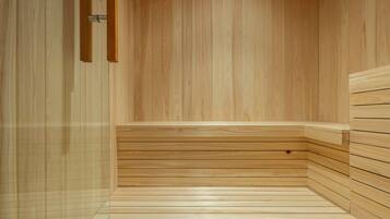 Una sauna de madera con un banco y un calentador fijado a la pared.