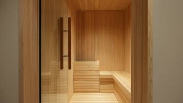 Una sauna con bancos de madera y puerta de vidrio.