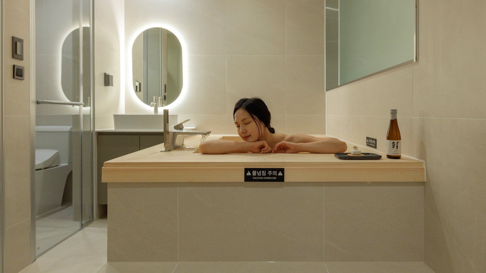 Suite, Hot Tub | Bathroom | Bathtub, hair dryer, towels, shampoo