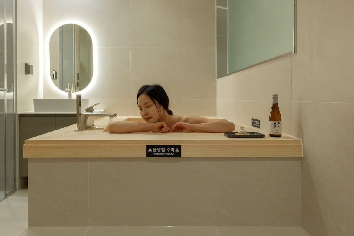 Suite Hiroki | Badezimmer | Haartrockner, Hausschuhe, Handtücher, Shampoo