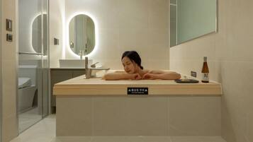 Suite, Hot Tub | Bathroom | Bathtub, hair dryer, towels, shampoo