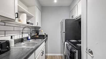 Coffee/tea maker, fridge, microwave, oven