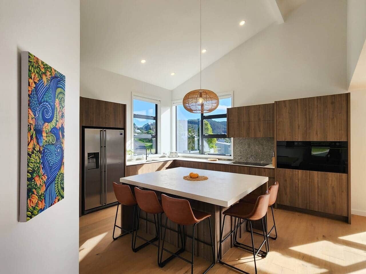 Una cucina moderna con una grande isola, mobili in legno e un forno integrato.