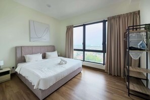Une chambre d’hôtel moderne avec un grand lit, une table de chevet, une œuvre d’art accrochée au mur, une fenêtre avec des rideaux et une vue sur la ville.