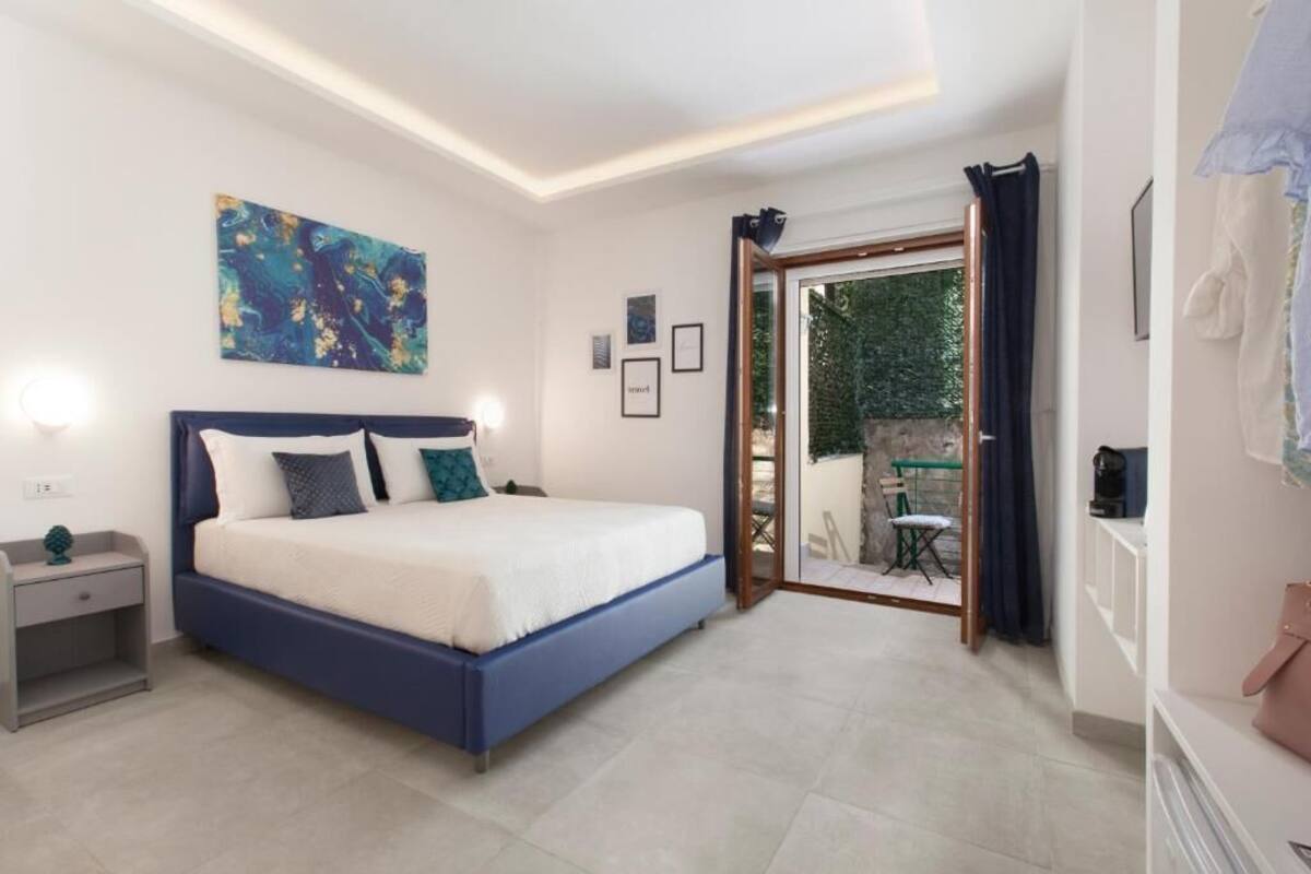 Double Room | In-room safe, iron/ironing board (on request), WiFi (free)