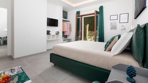 Une chambre moderne avec un lit, une télévision, une armoire et une fenêtre avec des rideaux.