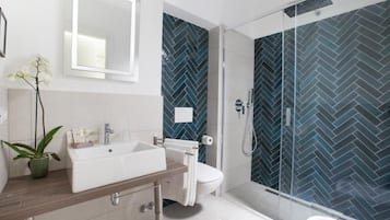 Camera doppia | Bagno | Doccia, set di cortesia gratuito, asciugacapelli, asciugamani
