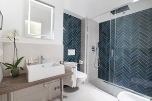 Doppelzimmer | Badezimmer | Dusche, kostenlose Toilettenartikel, Haartrockner, Handtücher