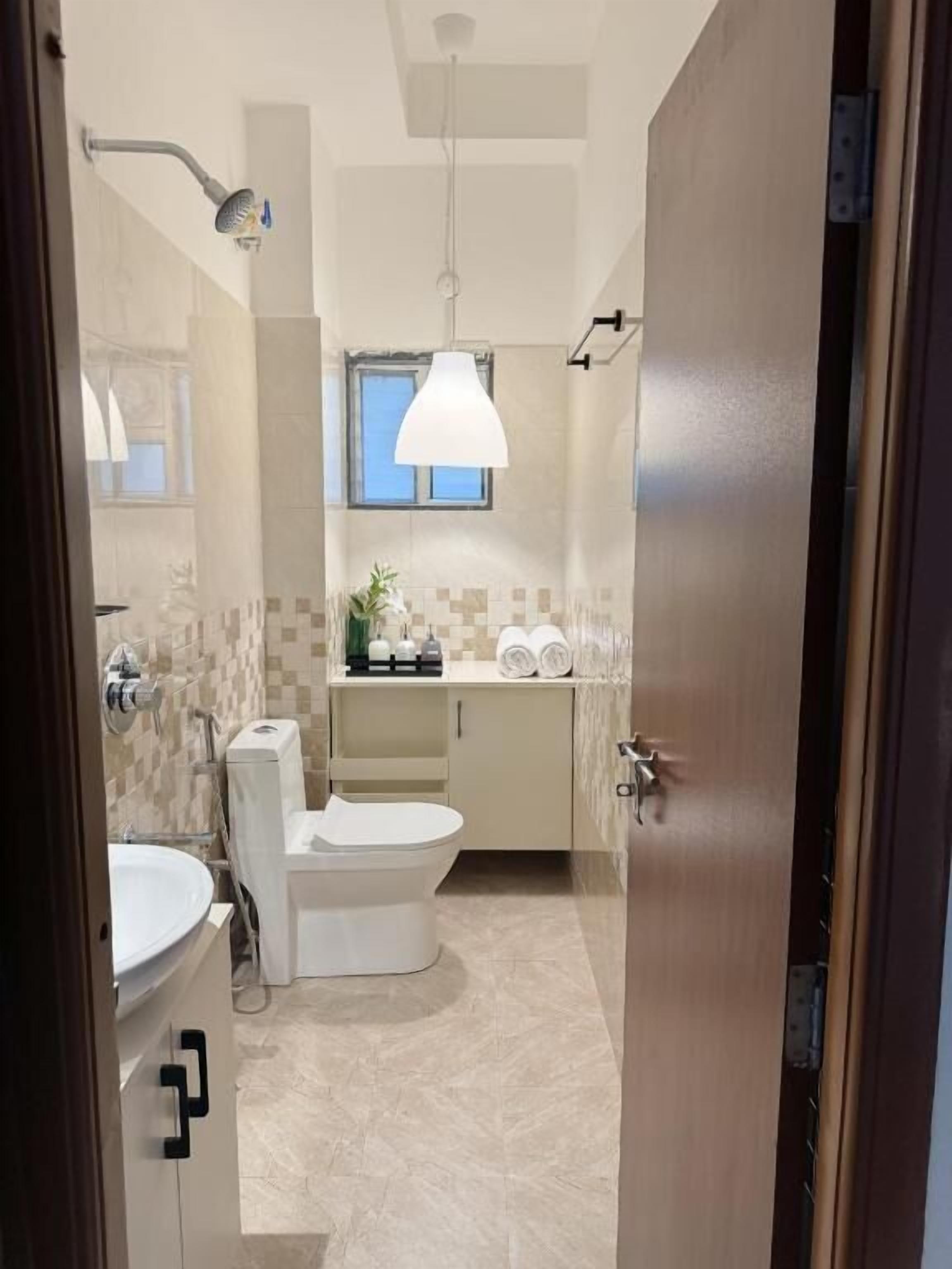 Deluxe Double or Twin Room | Bathroom | Shower, free toiletries, hair dryer, towels