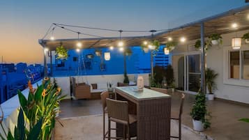 Penthouse, Balcony, City View | Outdoor dining