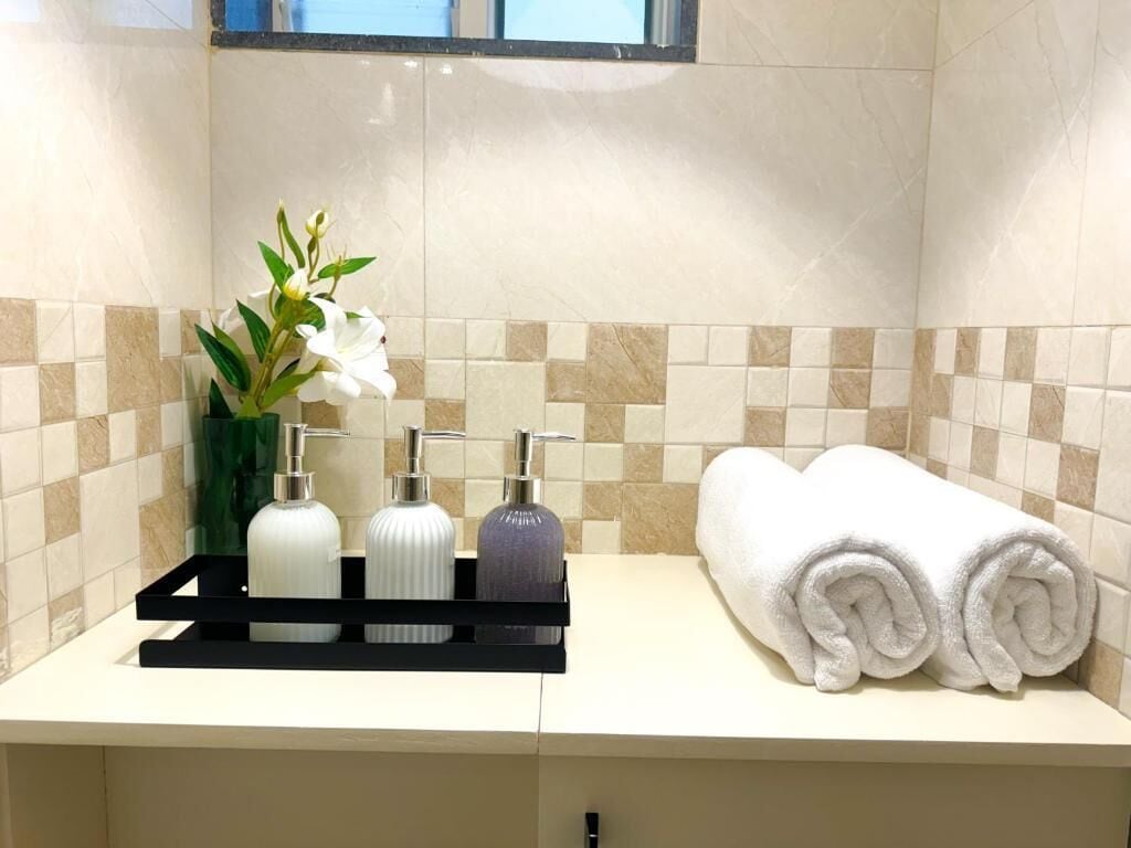 Deluxe Double or Twin Room | Bathroom | Shower, hair dryer, towels, soap