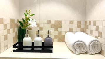 Deluxe Double or Twin Room | Bathroom | Shower, hair dryer, towels, soap