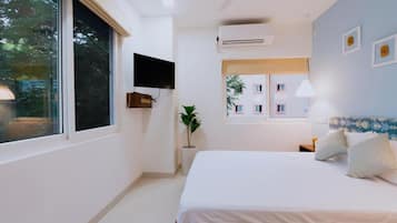 Deluxe Double or Twin Room | In-room safe, desk, laptop workspace, iron/ironing board