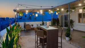 Appartement Penthouse, balcon, vue sur la ville | Restauration en plein air