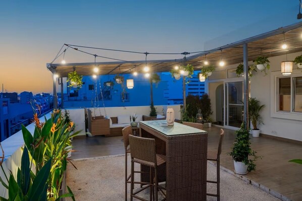 Penthouse, Balkon, Stadtblick | Speisen im Freien