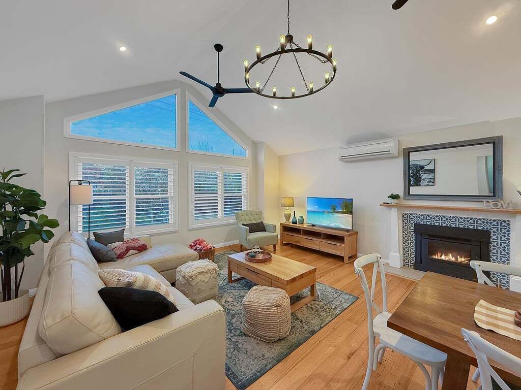TV, fireplace