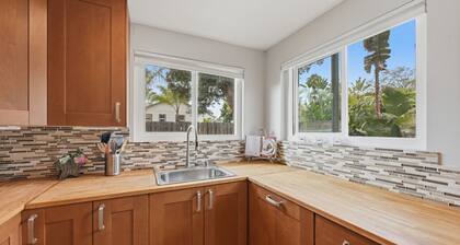 Walk to the Beach Light and Bright 1-bedroom cottage in Carlsbad let's getaway