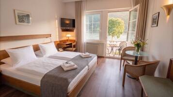 Classic-Doppelzimmer, Balkon | Zimmersafe, Schreibtisch, Verdunkelungsvorhänge, schallisolierte Zimmer
