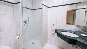 Comfort-Doppelzimmer, Flussblick | Badezimmer