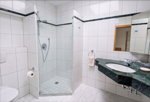 Chambre Confort double, vue sur le fleuve | Salle de bain | Séchoir à cheveux, serviettes fournies, savon, shampooing