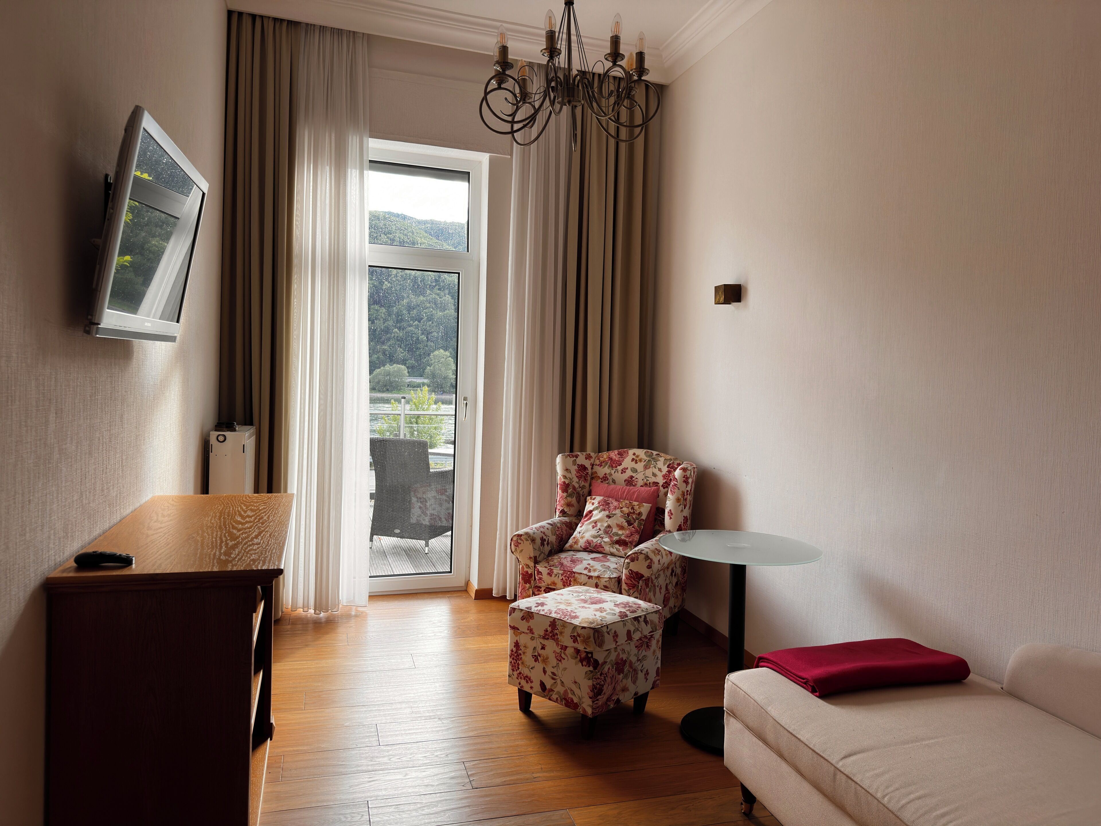 Deluxe Suite, Balcony | Living area