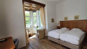 Deluxe-Doppelzimmer, Balkon | Zimmersafe, Schreibtisch, Verdunkelungsvorhänge, schallisolierte Zimmer