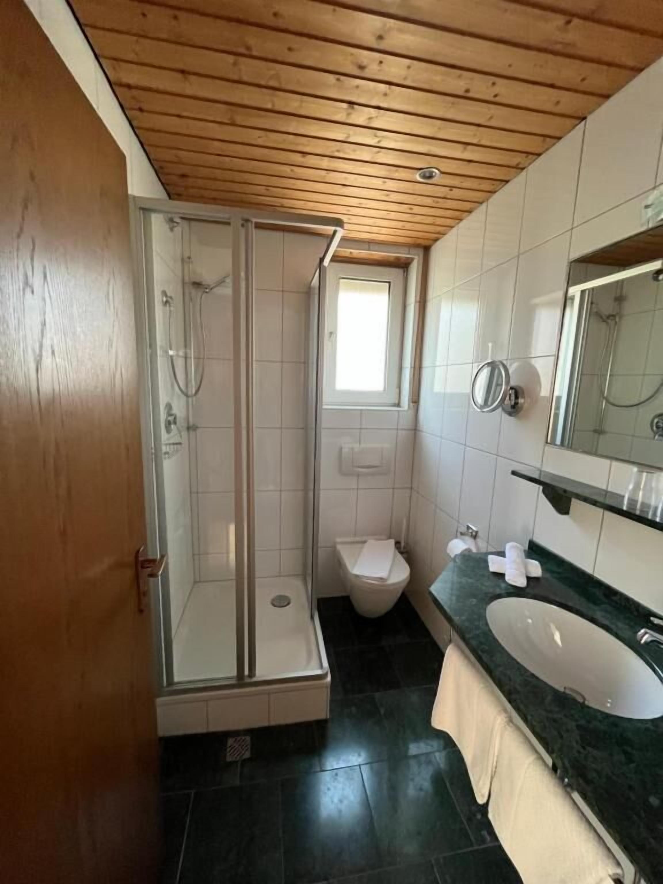 Classic Triple Room, River View | Bathroom
