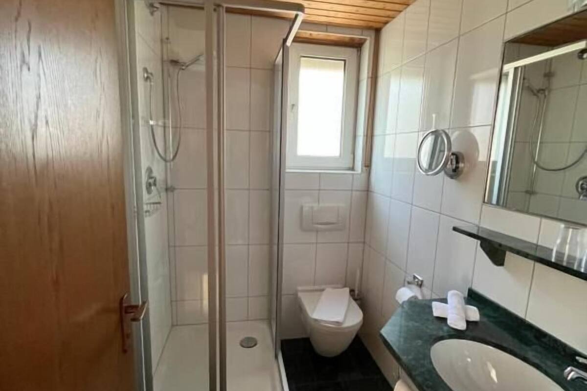 Phòng 3 phong cách cổ điển, quang cảnh sông | Phòng tắm | Đồ dùng nhà tắm miễn phí, máy sấy tóc, khăn tắm, xà phòng