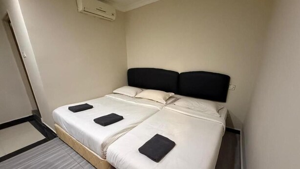 A hotel room with a double bed, a flat-screen TV, and a small bedside table. - Jam Hotel Nilai (Nilai)