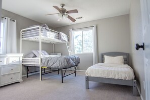 Iron/ironing board, Internet, bed sheets - Beautiful 4 Bedroom - Fun Family Pet Friendly Home (Lancaster)