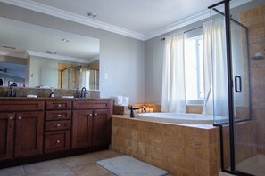 Jetted bath, hair dryer, towels, soap - Beautiful 4 Bedroom - Fun Family Pet Friendly Home (Lancaster)