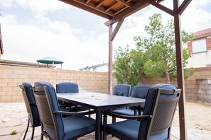 Outdoor dining - Beautiful 4 Bedroom - Fun Family Pet Friendly Home (Lancaster)